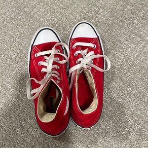 Red converse.